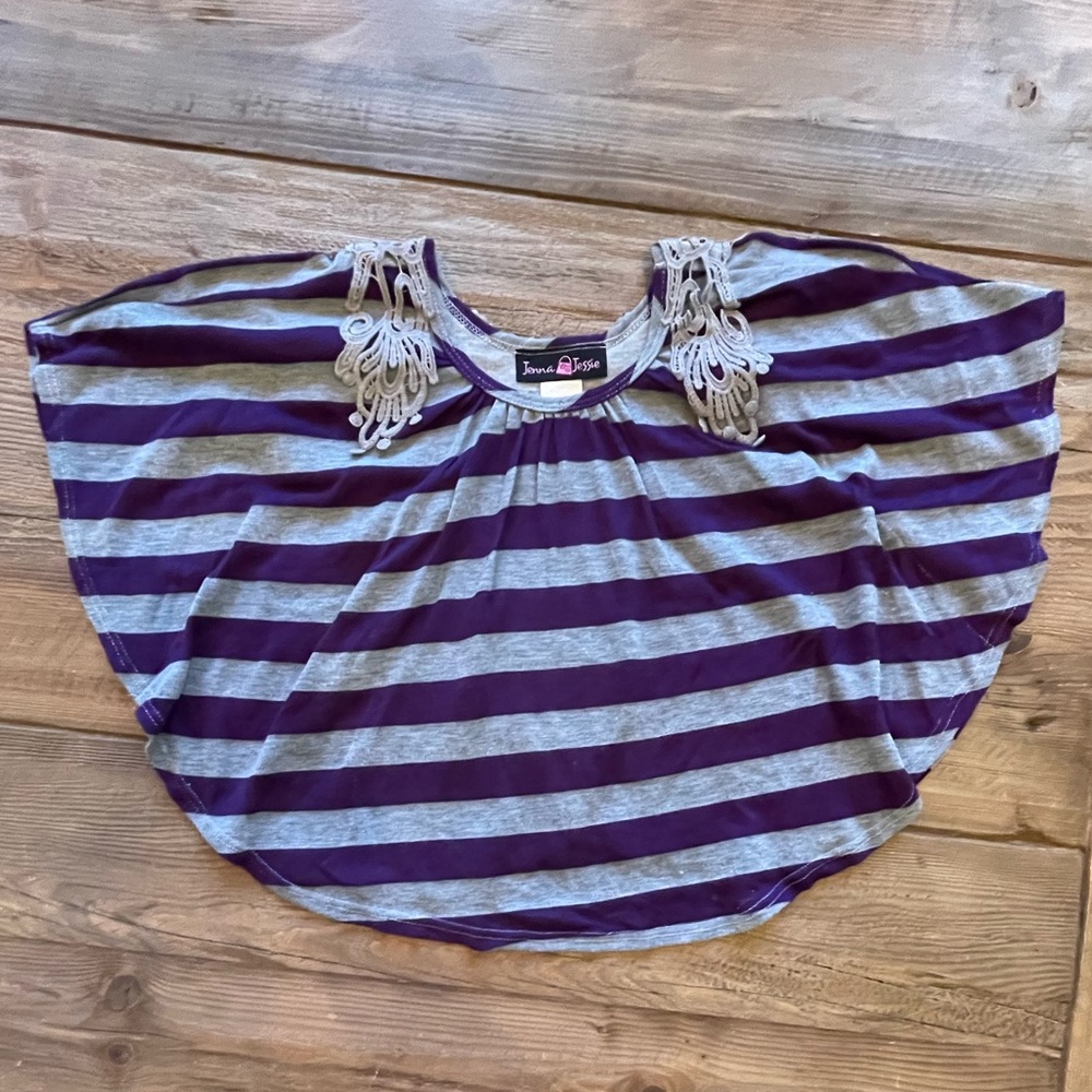 Girls butterfly sleeve top in size 5